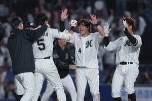 【秘話】「一つだけお願い…」ロッテ・吉井理人監督はそのとき何を切り出した？ 延長10回3点差から大逆転…“劇的突破”を叶えた指揮官の「言葉術」