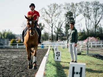 高嶋活士が語る競馬と馬術の騎乗の大きな違い…「馬と共にもっと気楽に楽しく」に修造が共感する＜Number Web＞ photograph by Yuki Suenaga
