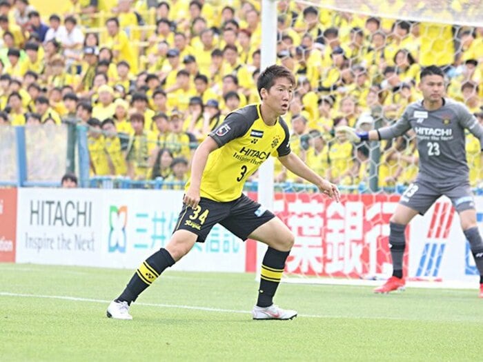 柏DF杉井颯がトップに上がるまで。客観視し、腐らず、新視点を常に……。＜Number Web＞ photograph by Takahito Ando