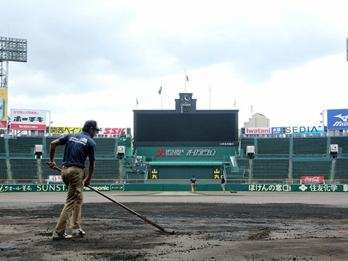 「阪神園芸は神整備だし神対応なのか…」 前夜は雨→甲子園での試合当日朝に《職人の技》をじっくり見せてくれた＜Number Web＞ photograph by Satoshi Shigeno