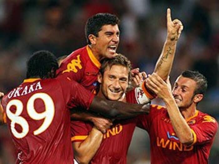 セリエAの名門ローマの危機。～買収騒動とサポーターの愛～＜Number Web＞ photograph by Uniphoto Press