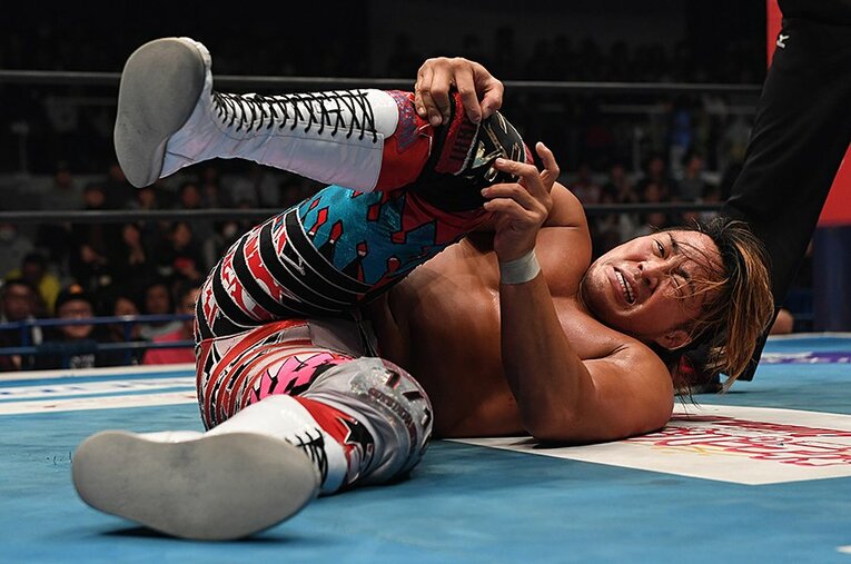 左ヒジの手術を追え、4月6日以来の復帰戦となる棚橋弘至。満身創痍の体でホワイトに立ち向かう。 ／ photograph by Essei Hara