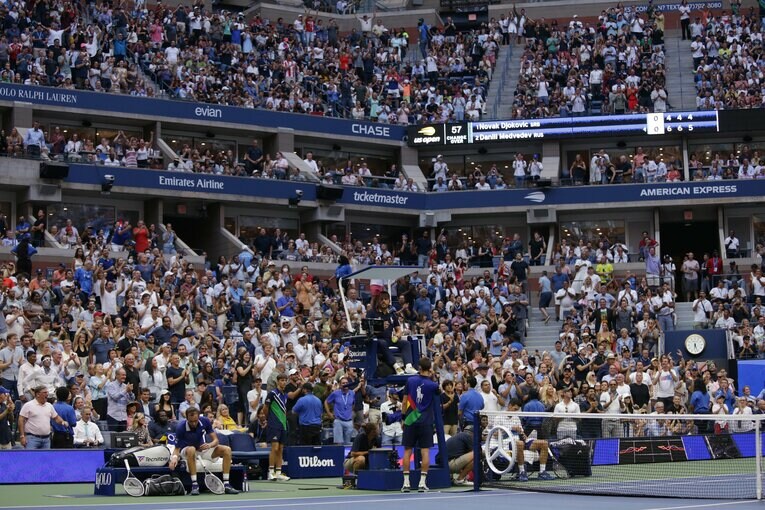 劣勢のジョコビッチにスタンディングで声援を送る観客たち　©Mano Hiromasa