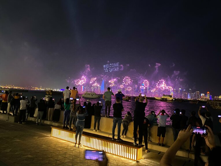 夜空を彩る花火と「WELCOME TO QATAR」の文字　©Kei Totsuka