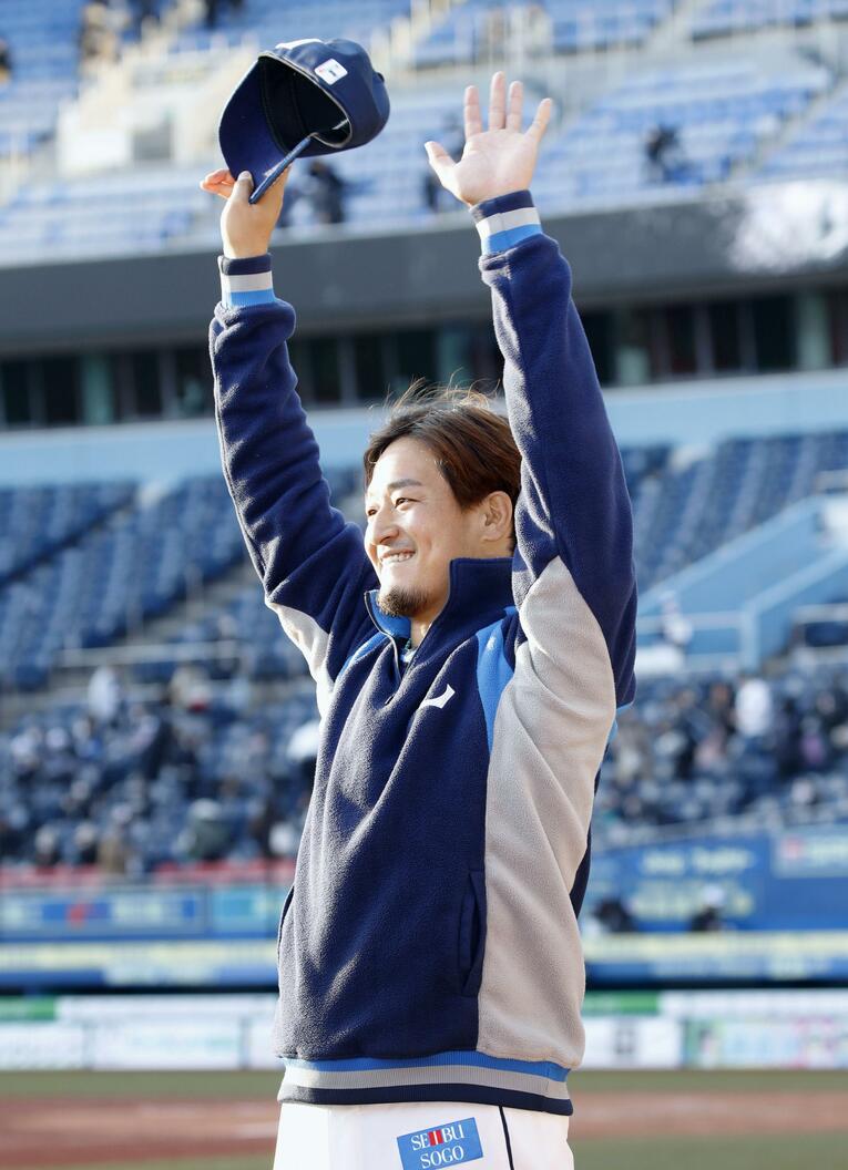 3勝目をマークし、ファンの声援に応える平井。力強いピッチングでチームを支えていく　©︎KYODO