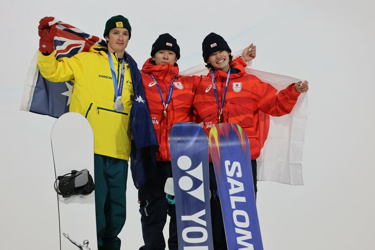 表彰台（左からジェームズ、戸塚、山田）と平野流佳の間を分けたのはごく僅かな差だった　©Kaoru Watanabe/JMPA