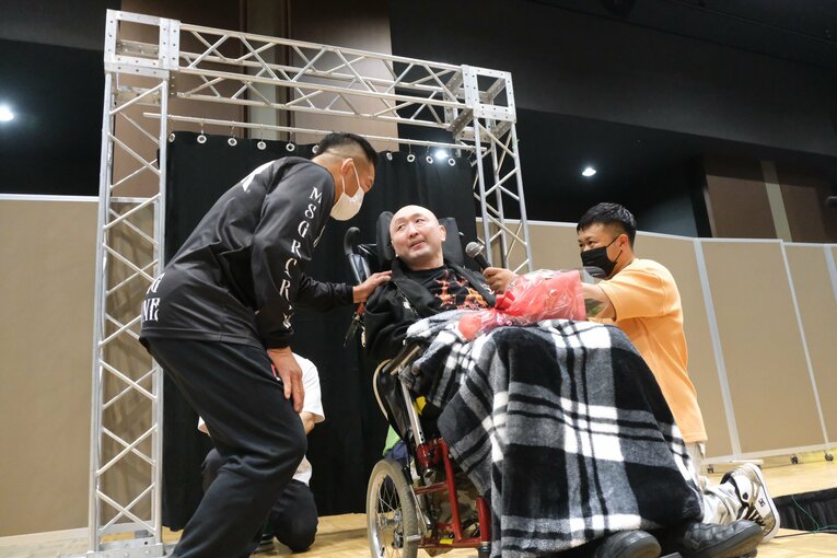 負傷した試合の相手、杉浦貴と言葉をかわす大谷　©Norihiro Hashimoto