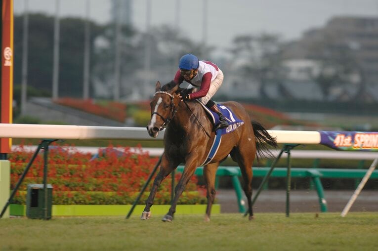 「逃げの名手」中舘英二を背に2007年のスプリンターズSを逃げ切ったアストンマーチャン　©Keiji Ishikawa