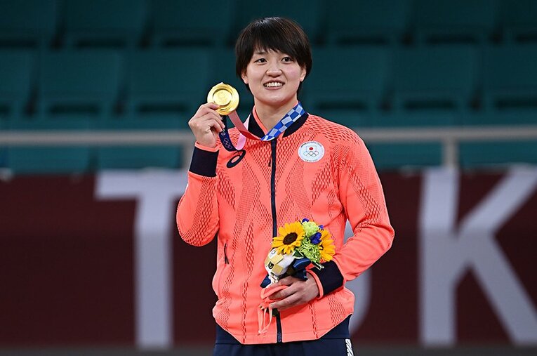 金メダルを手に笑顔を見せる新井千鶴。思うように結果が出ない時期を経て、27歳でようやくここまでたどり着いた ／ photograph by Naoya Sanuki／JMPA
