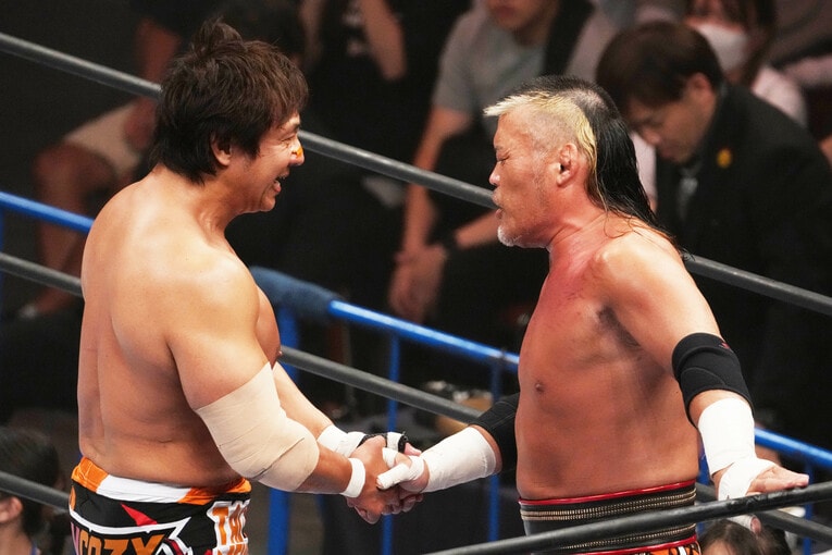 試合を終え握手する小島聡と天山広吉　©Masashi Hara