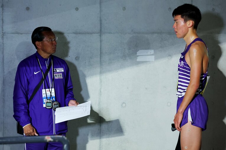 昨季ゴールデンルーキーとして注目を集めた2年の佐藤圭汰のレース後に言葉をかける大八木総監督　©AFLO