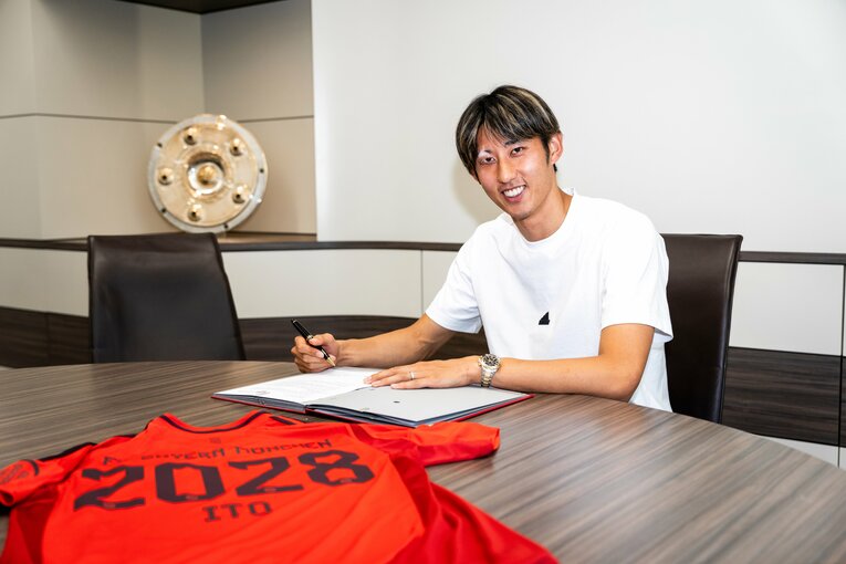 バイエルンと4年契約を結んだ伊藤洋輝　（写真／公式Xより @FCBayern）