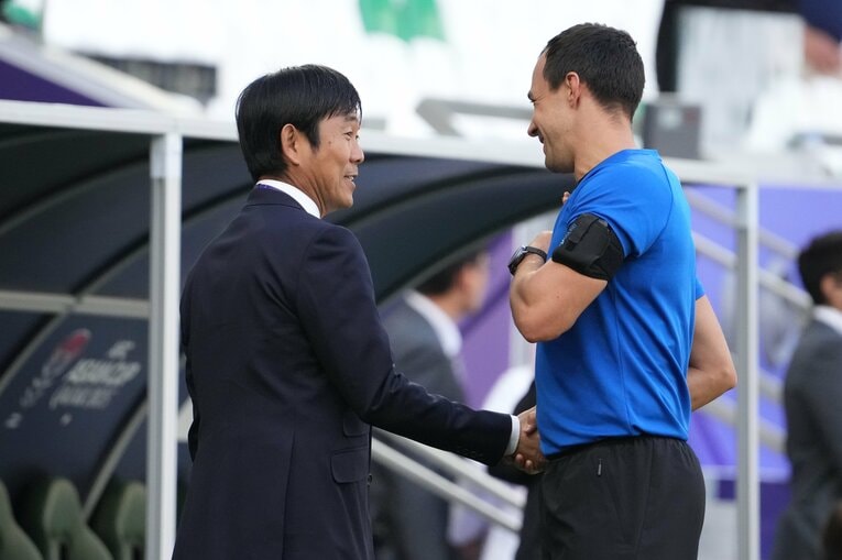 試合開始前、副審に笑顔で話しかける森保一監督　©Masashi Hara