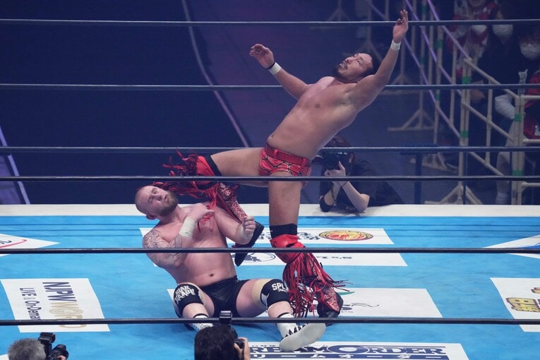 ゲイブ・キッドにヒザを見舞う辻陽太　©Essei Hara