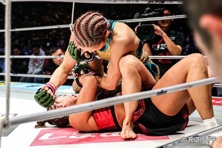 伊澤の反撃　©RIZIN FF