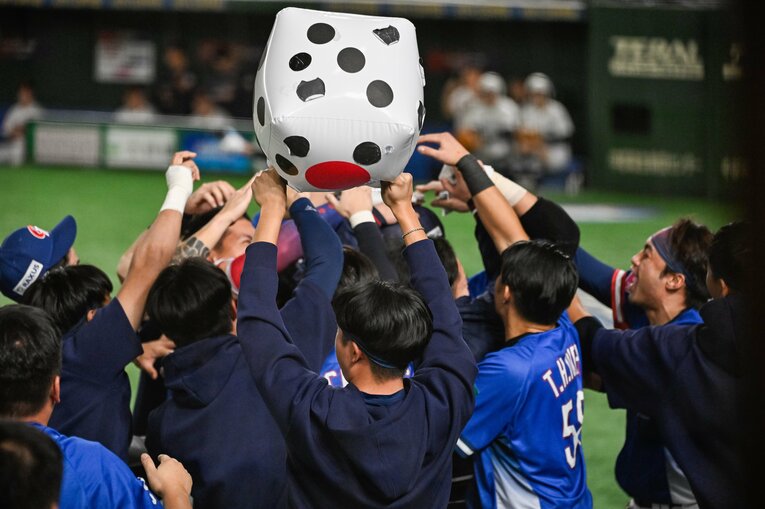 プレミア12決勝戦、先制ホームランの林家正を「幸運のサイコロ」で出迎える台湾ベンチ　©Nanae Suzuki