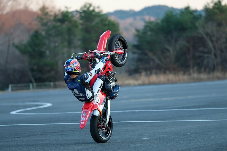 モタードでウィリーを披露する小椋　©Satoshi Endo