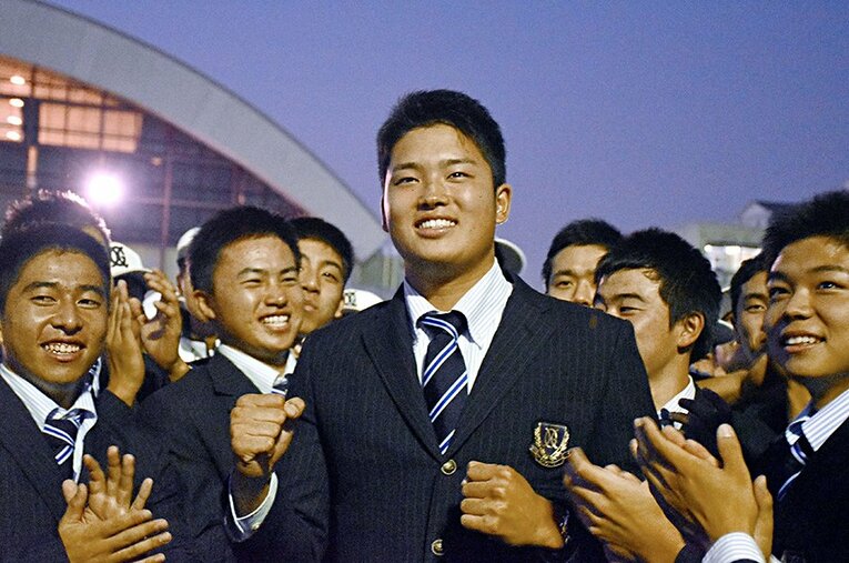 ヤクルト1位指名を喜ぶ高校3年時の村上宗隆。彼が2年後に36本塁打を放ち、2021年に東京五輪金メダリストになると想像した人がどれだけいるだろうか ／ photograph by Kyodo News