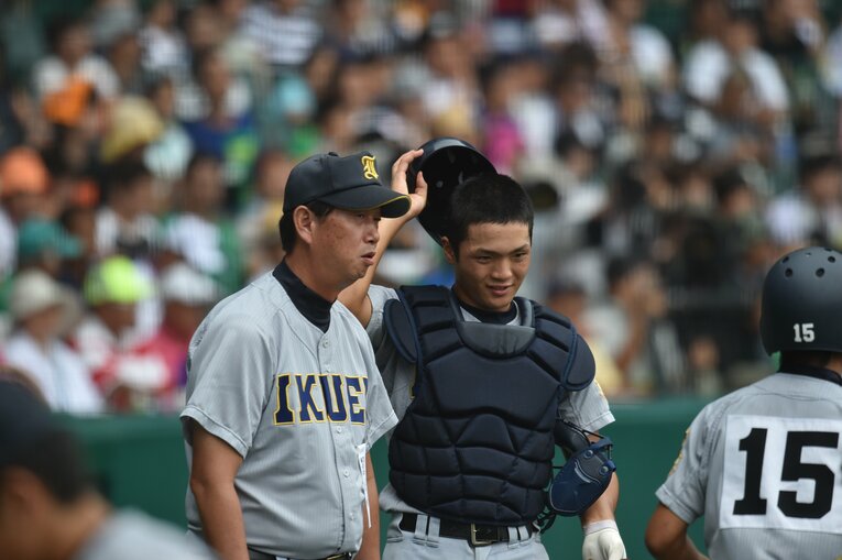 監督と話し込む仙台育英時代の郡司（右）　©Hideki Sugiyama