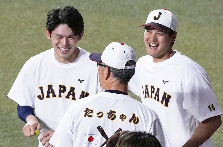 侍ジャパンの練習で佐々木朗希（左）と一緒に笑顔を見せる大谷翔平 ／ photograph by KYODO