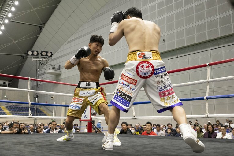 引退興行で八重樫東と激しく打ち合う木村翔　©Tadashi Hosoda