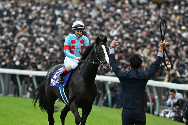 イクイノックスの馬上で涙を流すルメール　©Keiji Ishikawa