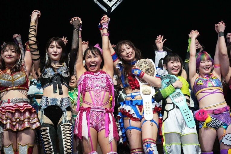 ファンに応える荒井優希ら東京女子プロレスの選手たち 　©Essei Hara