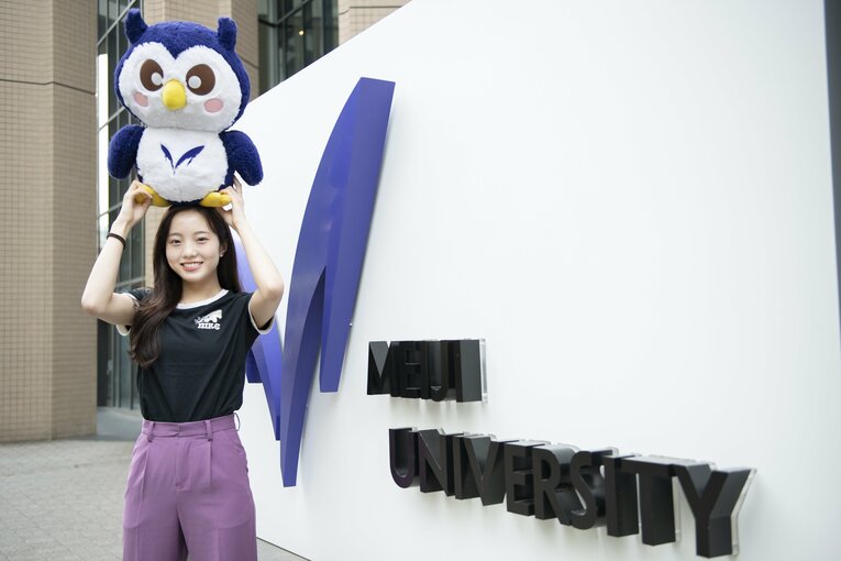 キャプションフィギュアスケーターの本田真凜。昨夏に20歳を迎えた彼女は明治大学に通う現役の女子大生でもある。今回はロングインタビューと合わせて、コロナ禍によるオンライン授業から解放されて頻繁に通うようになったという明治大学駿河台キャンパスで撮影（写真をクリックすると、すべてご覧いただけます）。 ©Miki Fukano