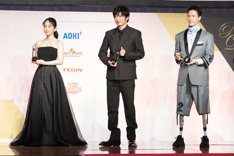 ベストドレッサー賞で吉岡里帆や田中圭とともに並ぶ鳥海　©AFLO