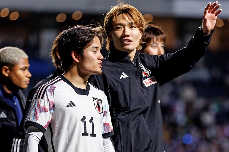 板倉滉と久保の談笑　©Kiichi Matsumoto/JMPA