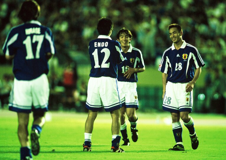 遠藤保仁に駆け寄る中田英寿と中村俊輔（U-22国際親善試合・韓国戦にて）　©Naoya Sanuki