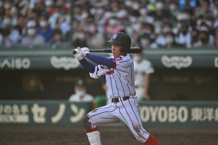 3球目の真っ直ぐ。センターへ弾き返す　　©Hideki Sugiyama