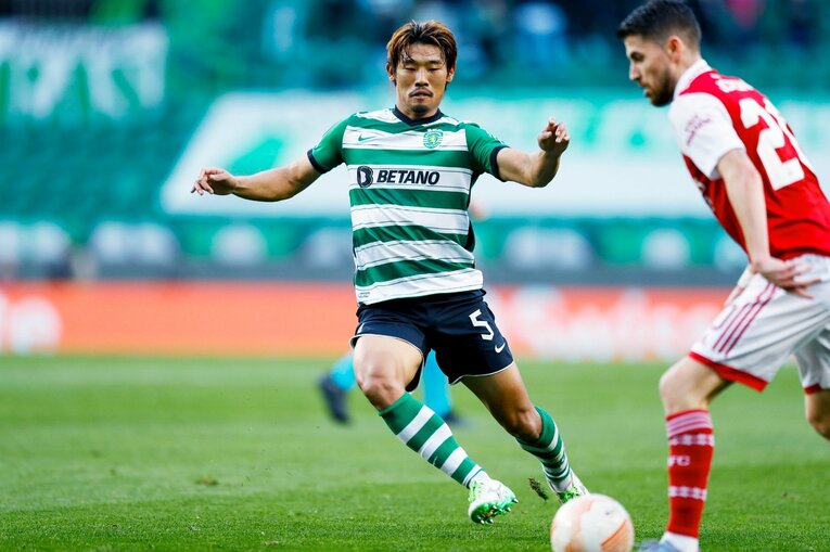 「モリタ、モリタ」とポルトガル地元カメラマン称賛…冨安健洋vs守田英正が「試合後にユニ交換」“EL日本人対決”を撮った(15)