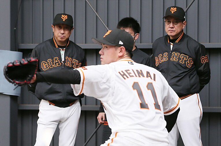 ドラフト1位の平内龍太投手（手前）の投球を見守る宮本和知投手チーフコーチ（左）と原辰徳監督 ／ photograph by JIJI PRESS