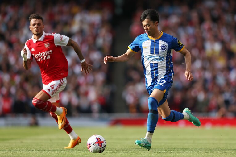 前半35分頃からいつもの左サイドに移った三笘。相手右SBホワイトを翻弄し続けた　©Getty Images