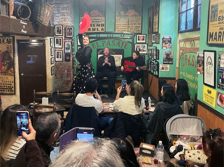 踊り手、歌い手、ギター、フラメンコの最小単位で繰り広げられる舞台