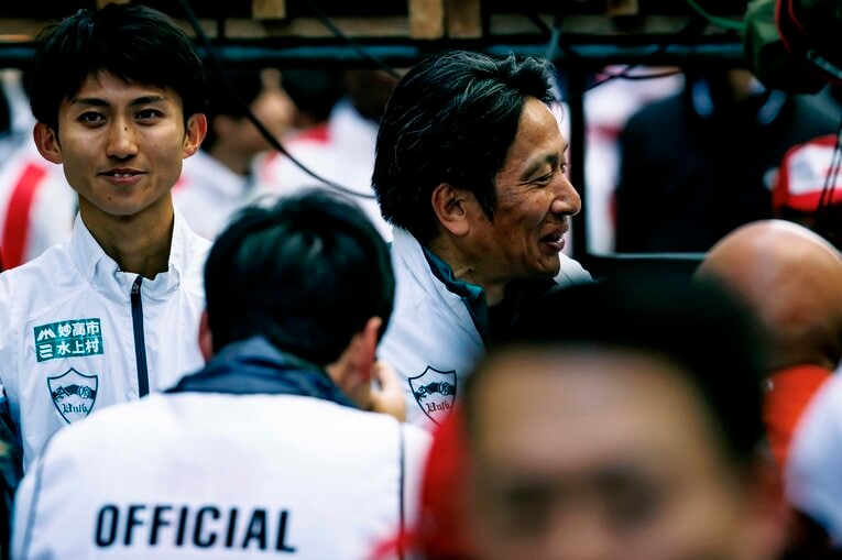 大手町で10区・小河原陽琉（1年）のゴールを待つキャプテン田中悠登（4年）と原晋監督　©Kiichi Matsumoto