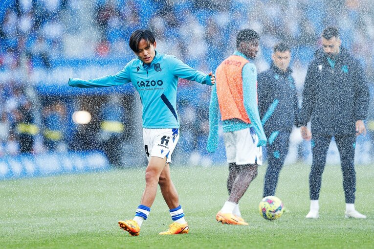 「クボはノルマル（普通）よ」辛口おばあちゃんにバルで遭遇も…カメラマンが撮った久保建英21歳の“軽快ドリブル＋母・祖母のような愛”(15)