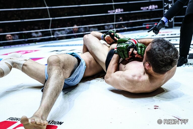 中村の腕ひしぎ十字固めが決まった瞬間　©RIZIN FF