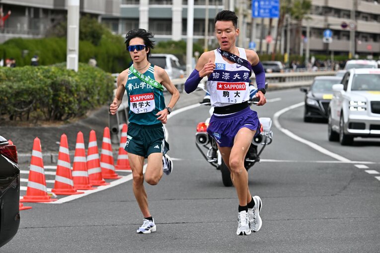 【昨年の箱根駅伝】3区、駒大・佐藤圭汰（2年）と青学大・太田蒼生（3年）【2枚目／全2枚】　©Naoya Sanuki