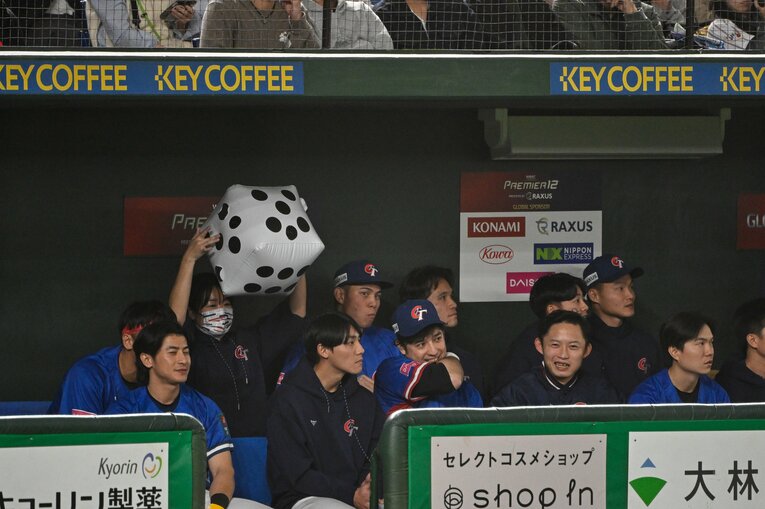 プレミア12、台湾ベンチでサイコロが回されると……5+1で6！　©Nanae Suzuki