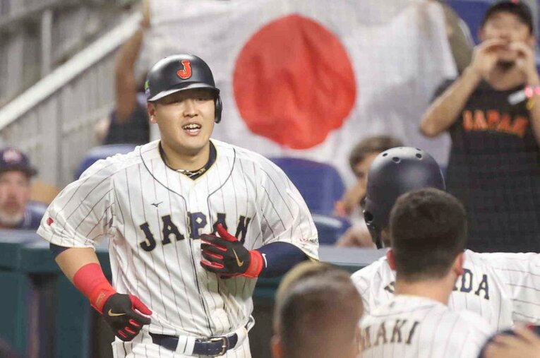 アメリカとの決勝戦、4回にチーム3点目となる2号ソロホームラン。大声を出し、笑顔を見せた岡本和真 ／ photograph by JIJI PRESS