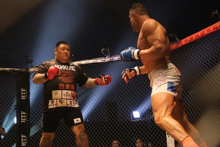 ジェロム・レ・バンナvsキム・ジェフン　©Norihiro Hashimoto