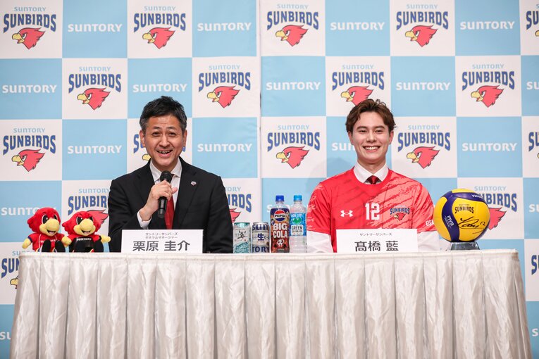 高橋藍（右）とともに笑顔で会見に臨んだ栗原GM　©︎SUNTORY SUNBIRDS