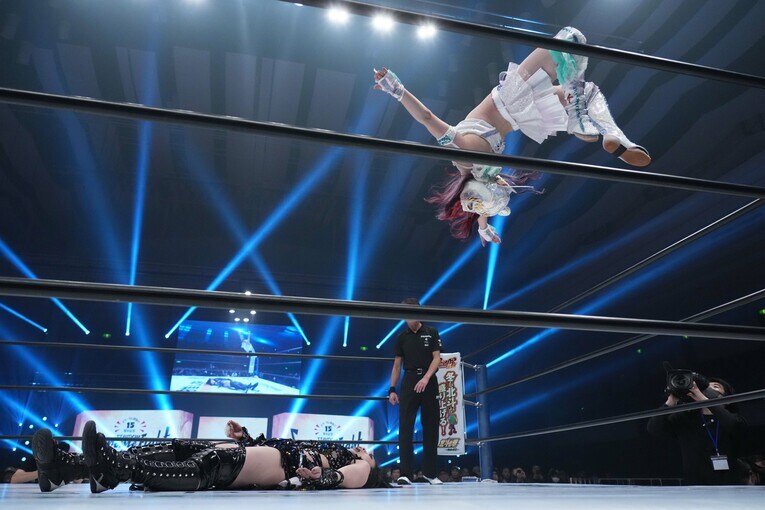 コーナーからムーンサルトプレスを放つスターライト・キッド　©Essei Hara