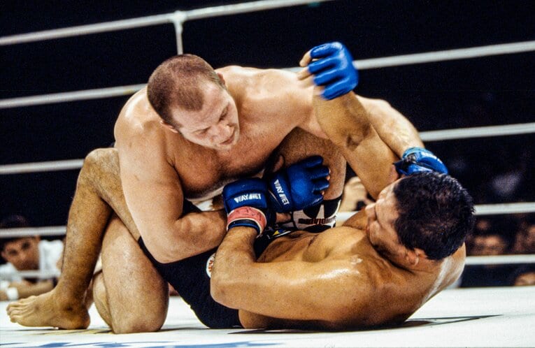 大方の予想に反し、ヒョードルがノゲイラを圧倒。強烈なパウンドは「氷の拳」と呼ばれるようになった