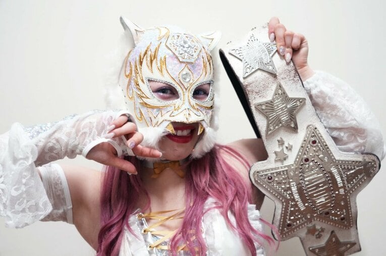 白いベルトを掲げて笑顔を見せる“白虎”スターライト・キッド。デビューから9年、苦闘の末に念願のワンダー・オブ・スターダム王座を手にした ／ photograph by Essei Hara