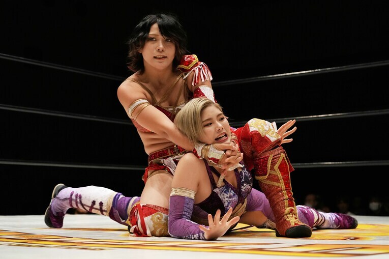 天麗皇希をコントロールする林下詩美。9月28日、名古屋国際会議場　©Essei Hara