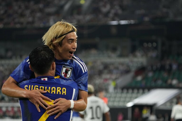 菅原由勢と抱き合う伊東純也　©Masashi Hara