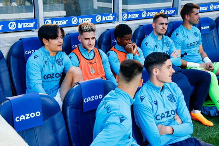 「クボはノルマル（普通）よ」辛口おばあちゃんにバルで遭遇も…カメラマンが撮った久保建英21歳の“軽快ドリブル＋母・祖母のような愛”(57)